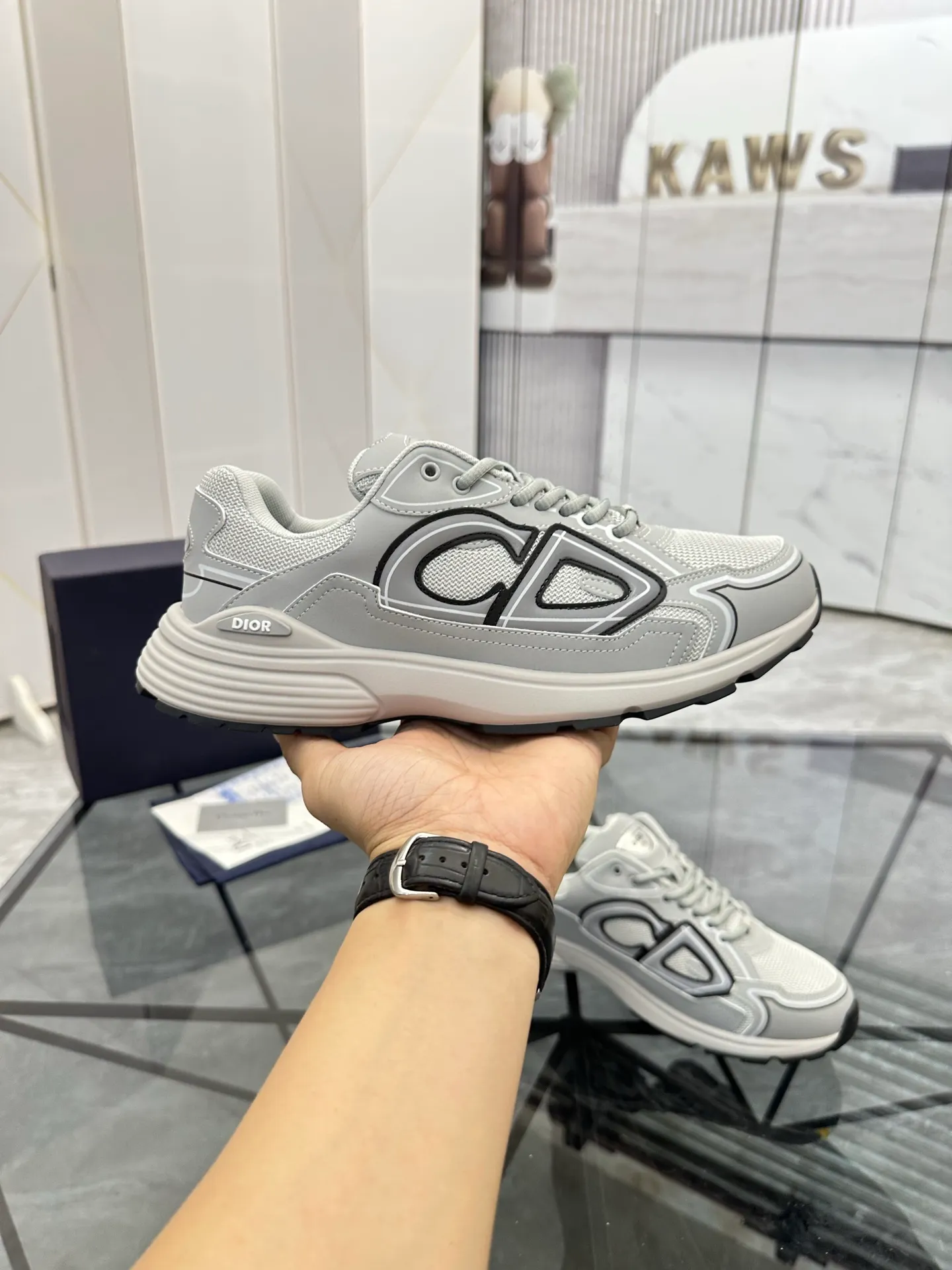 Men's shoes: 💰P400¥ Available in Guangzhou Product trademark: Dior* "Dior*" low-top casual shoes Regular size: 35-46 (can be customized to 47) Couple style Product materials: Upper imported cowhide stitched with original fabric, breathable lining, ultra-light foam original outsole. No.: 007